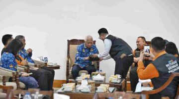 Wakil Gubernur (Wagub) Sumatera Utara (Sumut) Surya menerima kedatangan Petugas Sensus Ekonomi dari Badan Pusat Statistik (BPS) Provinsi Sumut di ruang kerja, Kantor Gubernur Sumut, Jalan Diponegoro Nomor 30, Medan, Rabu (17/6/2026). 