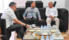 Wakil Gubernur Sumatera Utara (Sumut) Surya menyambut kunjungan kerja Menteri Kependudukan dan Pembangunan Keluarga/Kepala BKKBN Suhaji, di Service Lounge Bandara Internasional Kualanamu, Deliserdang, Selasa (2/6/2026). 
