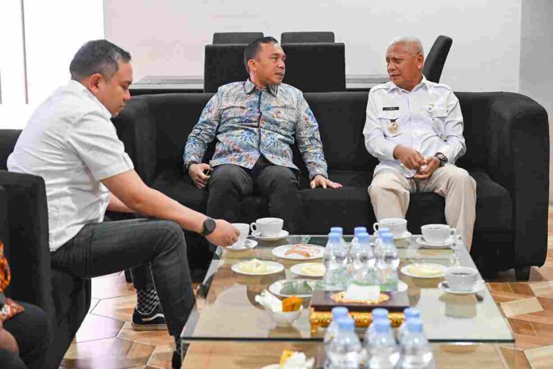 Wakil Gubernur Sumatera Utara (Sumut) Surya menyambut kunjungan kerja Menteri Kependudukan dan Pembangunan Keluarga/Kepala BKKBN Suhaji, di Service Lounge Bandara Internasional Kualanamu, Deliserdang, Selasa (2/6/2026). 