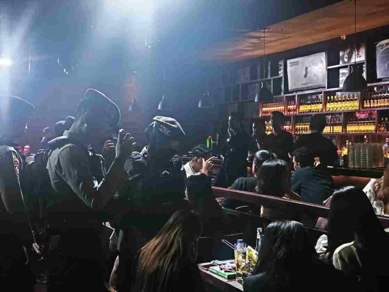 Polda Sumut dan POM TNI menggelar razia di Helen's Medan.
