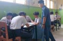 Salah seorang guru terlihat sedang melihat kelompok belajar siswa didalam ruang kelas. (Foto:Ist)