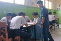 Salah seorang guru terlihat sedang melihat kelompok belajar siswa didalam ruang kelas. (Foto:Ist)