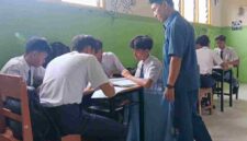 Salah seorang guru terlihat sedang melihat kelompok belajar siswa didalam ruang kelas. (Foto:Ist)