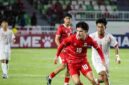Salah satu pemain U-19 sedang menggiring bola pada ajang Piala AFF U-19 di Sumatera Utara 2026.