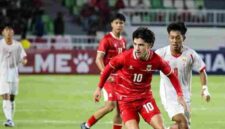 Salah satu pemain U-19 sedang menggiring bola pada ajang Piala AFF U-19 di Sumatera Utara 2026.