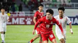 Salah satu pemain U-19 sedang menggiring bola pada ajang Piala AFF U-19 di Sumatera Utara 2026.