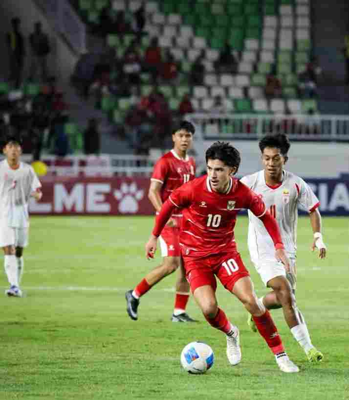 Salah satu pemain U-19 sedang menggiring bola pada ajang Piala AFF U-19 di Sumatera Utara 2026.