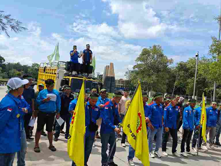 Puluhan anggota FSP KEP SPSI AGN menggelar aksi di KEK Sei Mangkei