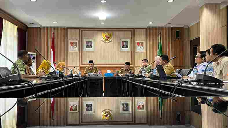 Rapat evaluasi Program Cetak Sawah Rakyat Tahun 2025 sekaligus membahas percepatan penyelesaian persoalan irigasi yang masih menghambat optimalisasi lahan pertanian di Kabupaten Rejang Lebong. Rapat berlangsung di Ruang Rapat Merah Putih Kantor Gubernur Bengkulu, Senin (2/6/2026).
