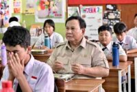 Presiden Prabowo Subianto meninjau pelaksanaan Program Makan Bergizi Gratis (MBG) di Sekolah Menengah Pertama Negeri (SMPN) 111 Jakarta pada Selasa (2/6/2026).