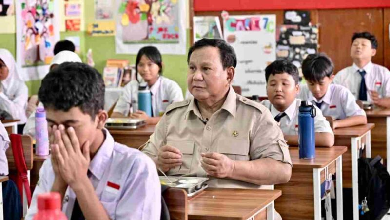 Presiden Prabowo Subianto meninjau pelaksanaan Program Makan Bergizi Gratis (MBG) di Sekolah Menengah Pertama Negeri (SMPN) 111 Jakarta pada Selasa (2/6/2026).