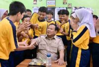 Presiden Prabowo Subianto meninjau pelaksanaan Program Makan Bergizi Gratis (MBG) di Sekolah Menengah Pertama Negeri (SMPN) 111 Jakarta pada Selasa, 2 Juni 2026. 