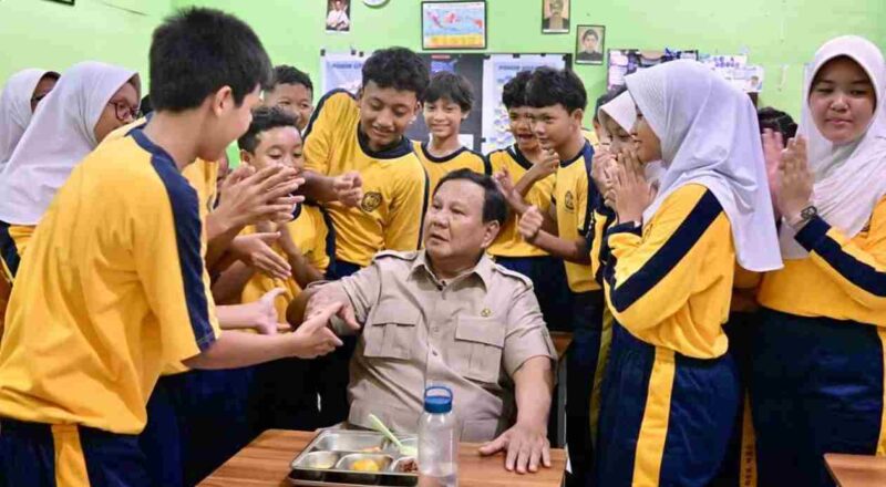 Presiden Prabowo Subianto meninjau pelaksanaan Program Makan Bergizi Gratis (MBG) di Sekolah Menengah Pertama Negeri (SMPN) 111 Jakarta pada Selasa, 2 Juni 2026. 