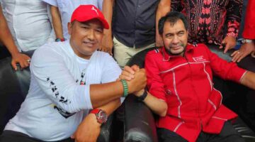 Ketua MPC Pemuda Pancasila Aceh Utara Ali Kuba saat bersama Mualem.
