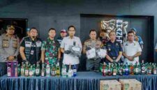 Wali Kota Medan Rico Waas mengikuti penyegelan sementara tempat hiburan malam Phantom KTV di Jalan H. Adam Malik, Medan, Rabu (3/6/2026).