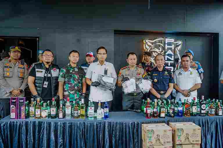 Wali Kota Medan Rico Waas mengikuti penyegelan sementara tempat hiburan malam Phantom KTV di Jalan H. Adam Malik, Medan, Rabu (3/6/2026).