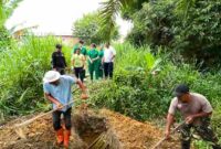 Pemakamkan jenazah perempuan tanpa identitas yang ditemukan di Sungai Bah Bolon setelah keluarga dan identitas korban tak ditemukan.