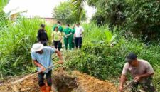 Pemakamkan jenazah perempuan tanpa identitas yang ditemukan di Sungai Bah Bolon setelah keluarga dan identitas korban tak ditemukan.