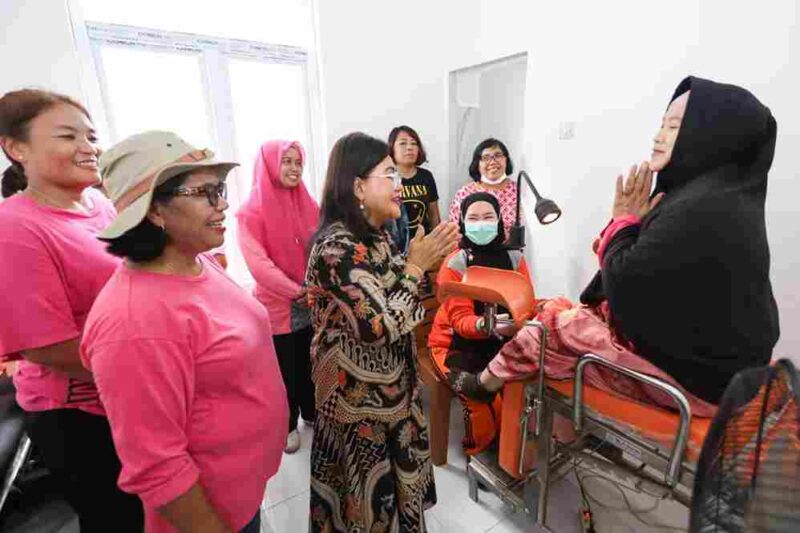 Ketua TP PKK Pematangsiantar Liswati Wesly Silalahi meninjau IVA Test massal di Siantar Selatan untuk mendukung deteksi dini kanker serviks.