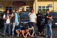 lima terduga pelaku beserta barang bukti kendaraan.