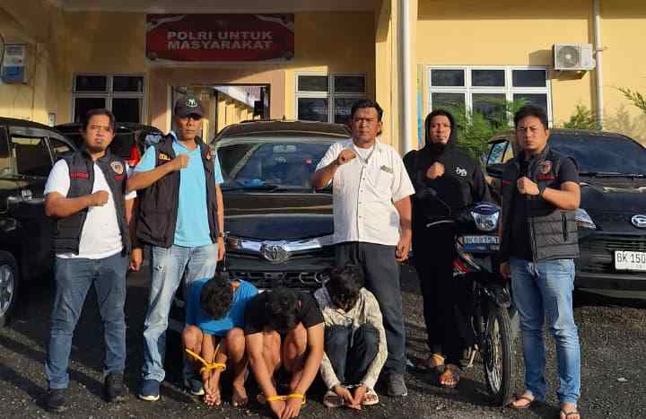lima terduga pelaku beserta barang bukti kendaraan.