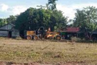Alat berat sedang melaksanakan perataan tanah. (Foto : Dalian bancin)