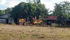 Alat berat sedang melaksanakan perataan tanah. (Foto : Dalian bancin)