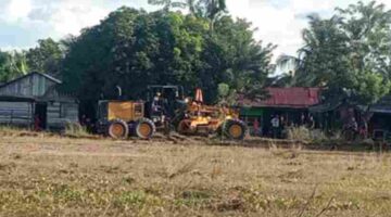 Alat berat sedang melaksanakan perataan tanah. (Foto : Dalian bancin)