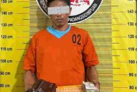 Polisi menangkap pria 44 tahun di Padangsidimpuan dan menyita puluhan paket diduga sabu serta ganja.