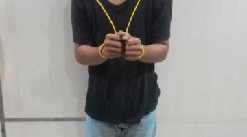 Terduga pelaku saat diamankan polisi. (Foto:Ist)