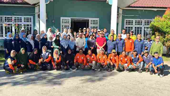 Foto bersama usai melaksanakan Apel Hari Lingkungan Hidup Sedunia 2026 di di halaman Kantor DLH Aceh Singkil. Jumat,(5/6).