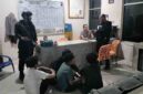 personel Brimob mengamankan empat orang beserta dua bilah senjata tajam jenis kelewang. 