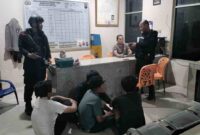 personel Brimob mengamankan empat orang beserta dua bilah senjata tajam jenis kelewang. 