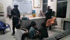 personel Brimob mengamankan empat orang beserta dua bilah senjata tajam jenis kelewang.