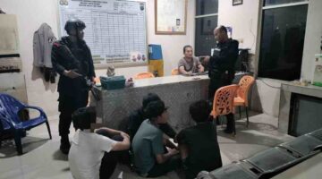 personel Brimob mengamankan empat orang beserta dua bilah senjata tajam jenis kelewang. 