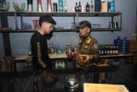 Saat salah seorang bartender salah satu THM ditanyain oleh salah seorang personil tim gabungan.
