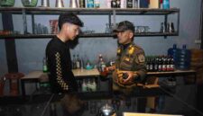 Saat salah seorang bartender salah satu THM ditanyain oleh salah seorang personil tim gabungan.