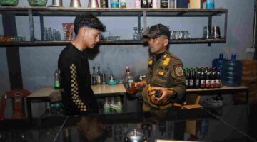 Saat salah seorang bartender salah satu THM ditanyain oleh salah seorang personil tim gabungan.