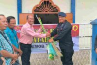 Penyerahan alat kebersihan oleh Brimob Poldasu ke salah satu gereja.