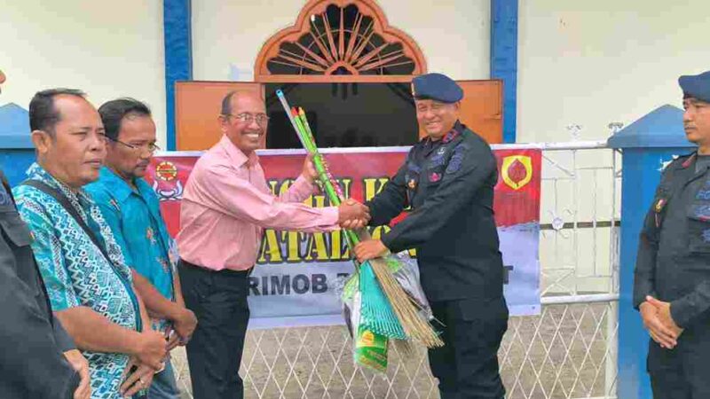 Penyerahan alat kebersihan oleh Brimob Poldasu ke salah satu gereja.