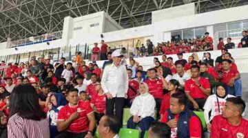 Presiden ke-7 RI Joko Widodo dan Iriana Jokowi di Stadion Utama Sumut.