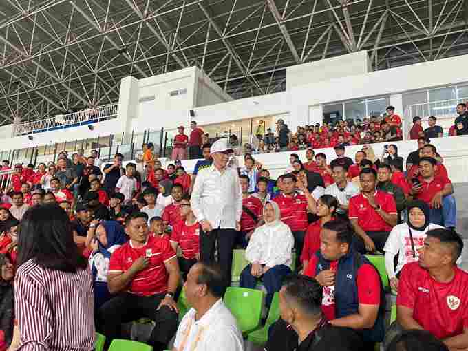 Presiden ke-7 RI Joko Widodo  dan Iriana Jokowi di Stadion Utama Sumut.