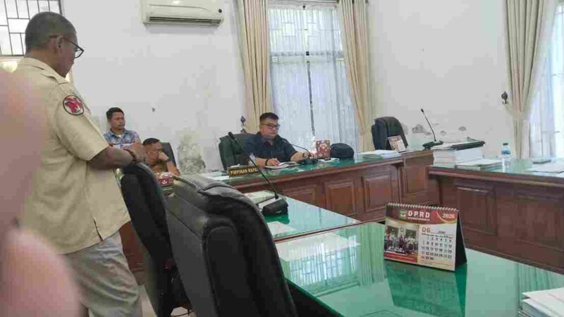 Suasana Ruang Komisi I DPRD Kota Pematangsiantar, terlihat Ketua Komisi I Robin Manurung saat memimpin RDP dan menunggu kedatangan pihak PT SHK.
