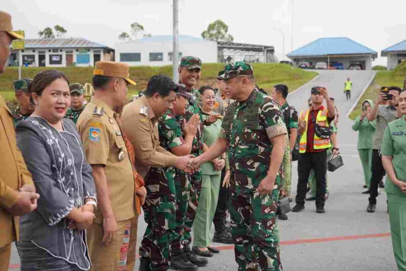 Bupati Samosir Vandiko Timotius Gultom saat bersalaman dengan  Kepala Staf Angkatan Darat (KASAD) Jenderal TNI Maruli Simanjuntak.