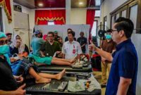 Wali Kota Medan Rico Waas menghibur peserta khitanan massal saat didalam ruangan.