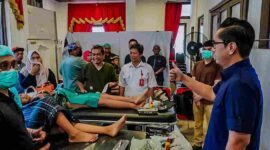 Wali Kota Medan Rico Waas menghibur peserta khitanan massal saat didalam ruangan.