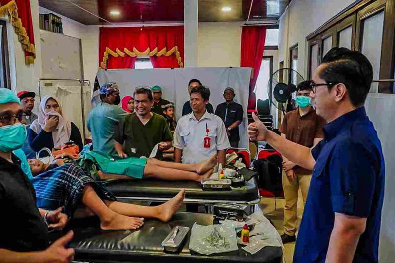 Wali Kota Medan Rico Waas menghibur peserta khitanan massal saat didalam ruangan.