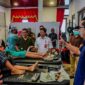 Wali Kota Medan Rico Waas menghibur peserta khitanan massal saat didalam ruangan.