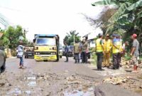 Bupati Simalungun meninjau salah satu ruas jalan di wilayah kabupaten Simalungun.