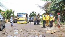 Bupati Simalungun meninjau salah satu ruas jalan di wilayah kabupaten Simalungun.